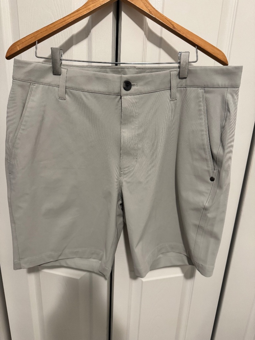 Vuori Meta Performance Chino Shorts 8” inseam light tan/sand(V379)
